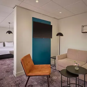 4* מלון Park Plaza